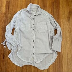 Free People We The Free distressed button-down shirt in a light size XS (g8)